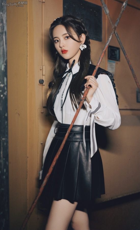 Yang Chaoyue shoots a blockbuster in the factory with jade-leg short boots(7/7)