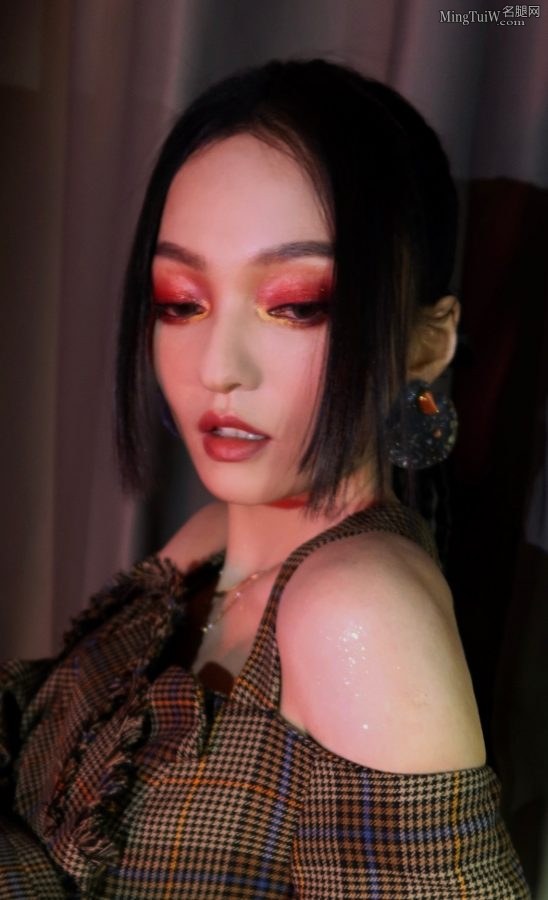 《天赐的声音》张韶涵美艳妆容长腿纤细(5/8)