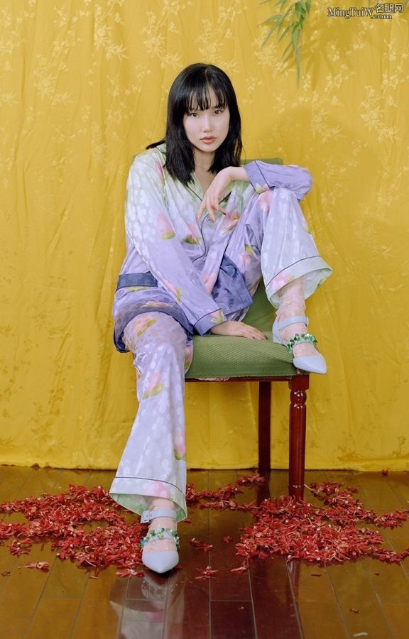 女星黄龄脚穿网格纹粉色丝袜(5/5)
