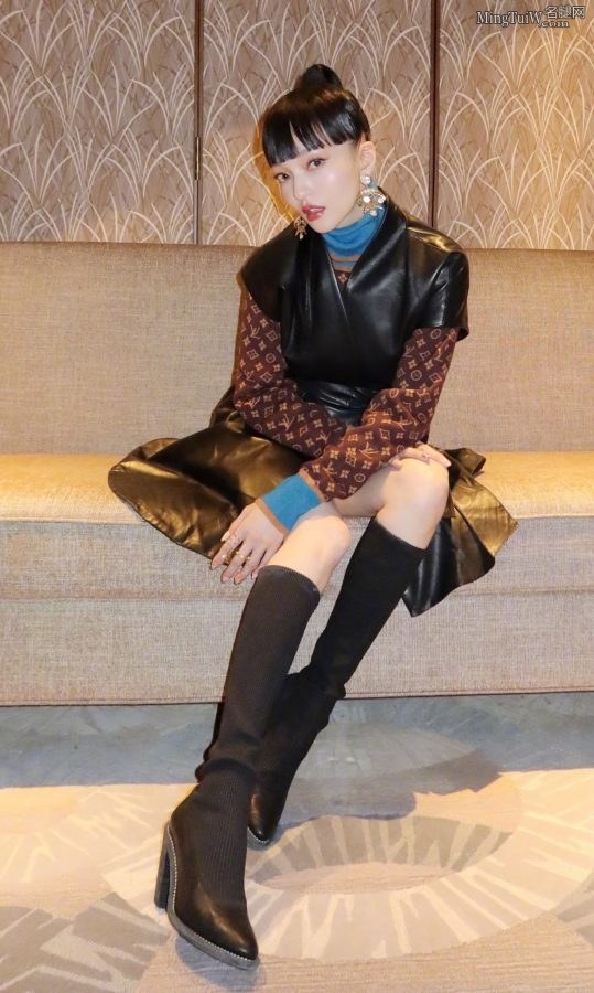 美丽欧若拉张韶涵美腿长靴(1/3)