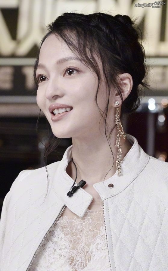 张韶涵在节目后台抬起白裤腿(2/2)