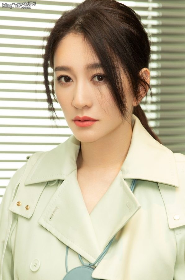 靓丽女星李小冉低胸微秀沟，玉腿白皙无暇(6/7)