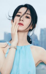 浪琴表代言人赵丽颖亮相上海新世界城旗舰店，小蛮腰美玉足亮眼