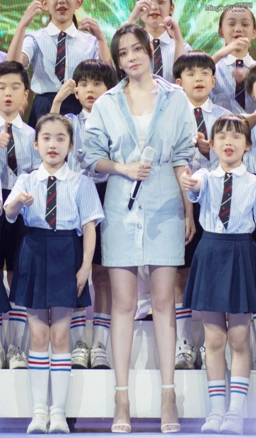 张靓颖表演现场秀笔直的美腿，能解开裙子最下面的一个扣子效果更好(3/5)
