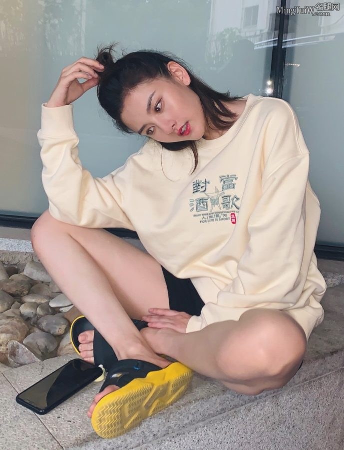 The elegant and beautiful girl Song Zuer sits cross-legged and pouts(2/2)