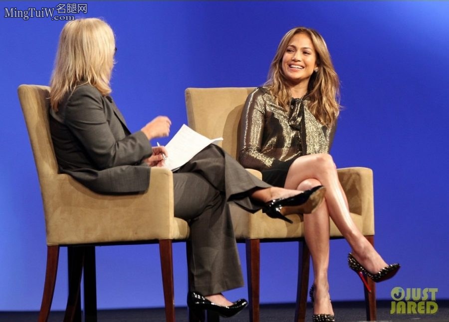 Jennifer Lopez穿性感细高跟鞋跷二郎腿坐姿（第11张/共12张）