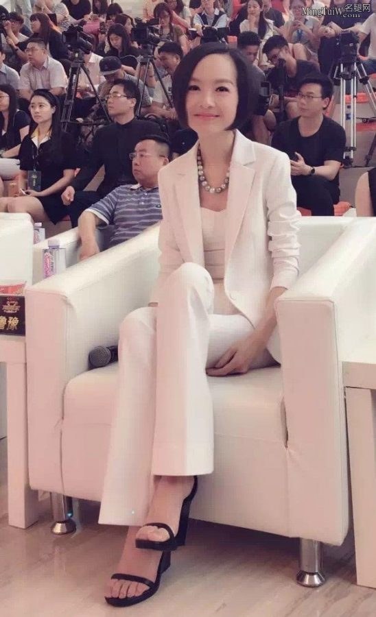 鲁豫身材娇小穿白色西装，脚穿一字带凉高跟翘二郎腿(1/2)