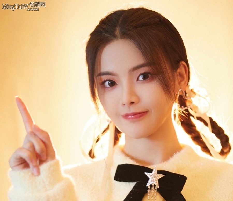 锦鲤少女杨超越精华美腿高跟(4/4)