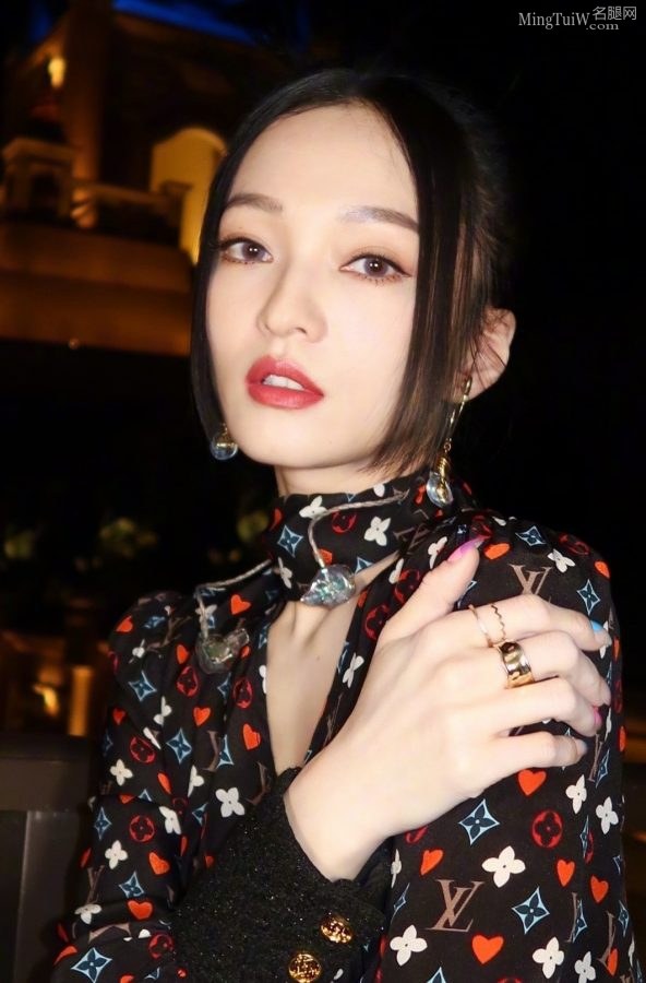 张韶涵在迷人的夜色中展示自己的美腿和美脸(6/8)