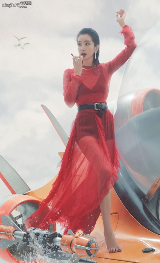 《时尚芭莎》大片李冰冰向观众展示美腿玉足(3/4)