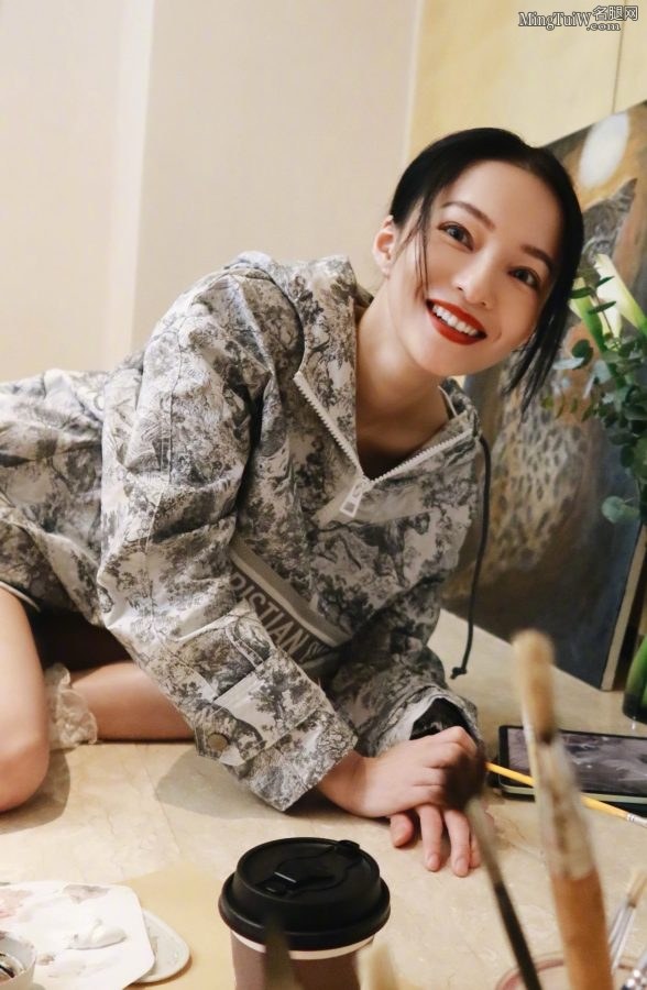 张韶涵脚穿白袜光着腿坐在地上画画(5/10)