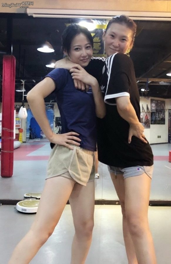 女演员谭卓和女拳击运动员刘畅共秀短裤白腿（第3张/共4张）