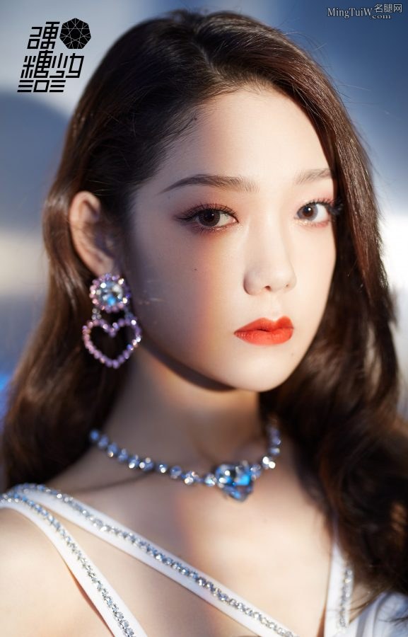 硬糖少女303C位担当希林娜依·高小白裙露香肩长腿(6/6)