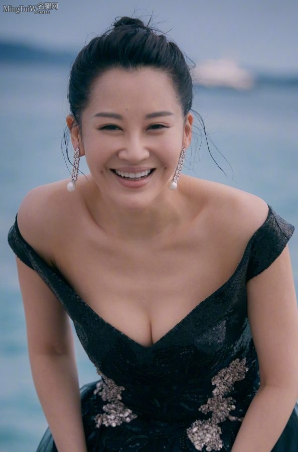 许晴低胸长裙亮相戛纳以后就叫你有容(1/9)