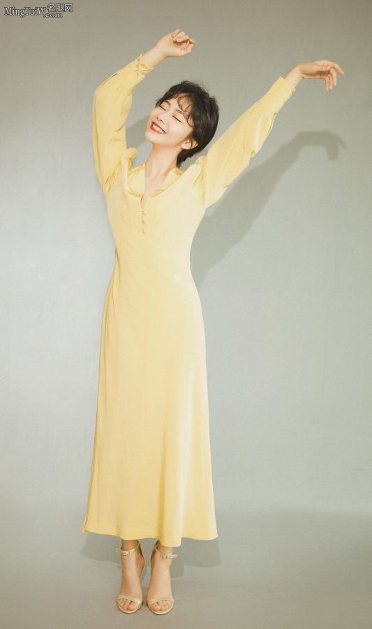 The soft jade feet of the elegant and tranquil little beauty Tan Songyun(2/4)