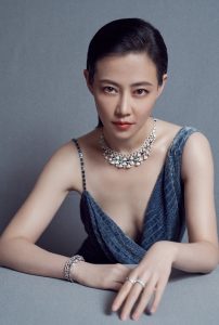谭卓身着修身开叉礼服脚踩JC高跟鞋亮相电影盛典