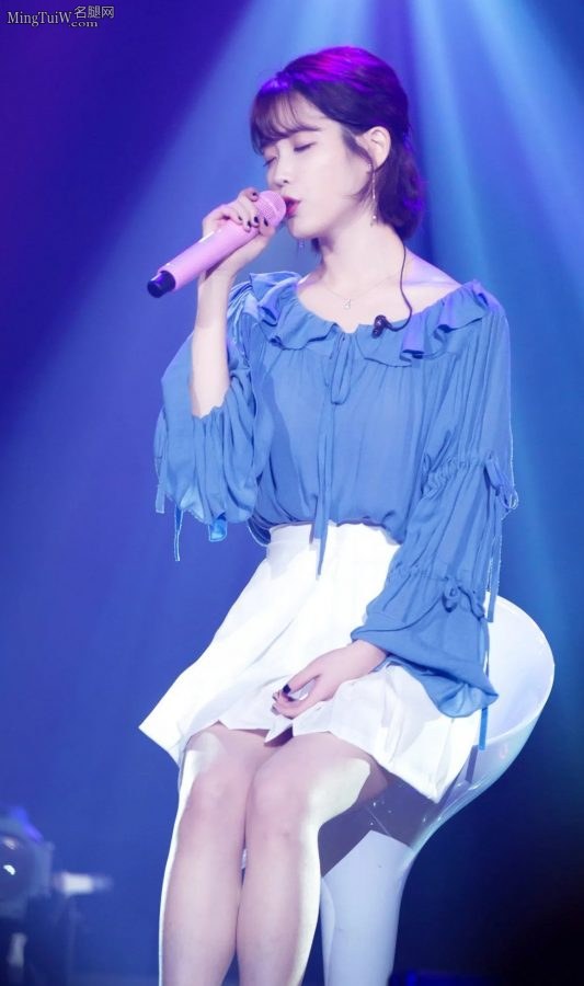 IU(李知恩)气质清纯玉腿洁白，玉手紧握粉色话筒献唱(10/20)
