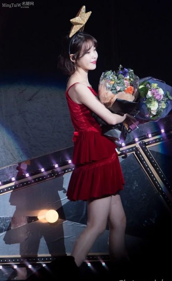 韩国美女歌手李知恩美腿高跟演唱会（第51张/共61张）