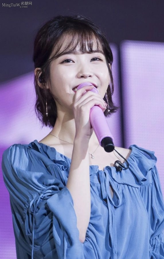 IU(李知恩)气质清纯玉腿洁白，玉手紧握粉色话筒献唱(15/20)