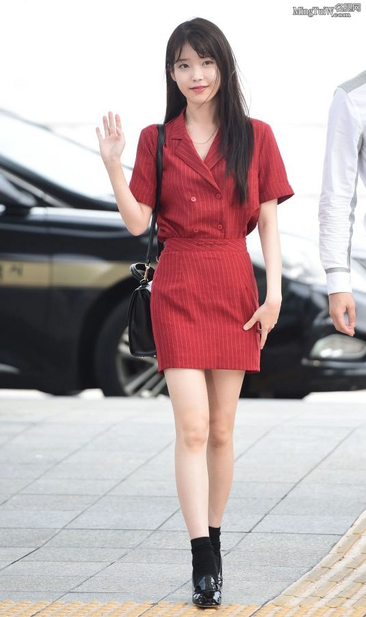 李知恩纤细美腿柔顺长发外出被拍(1/18)