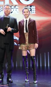 谭卓身着修身开叉礼服脚踩JC高跟鞋亮相电影盛典