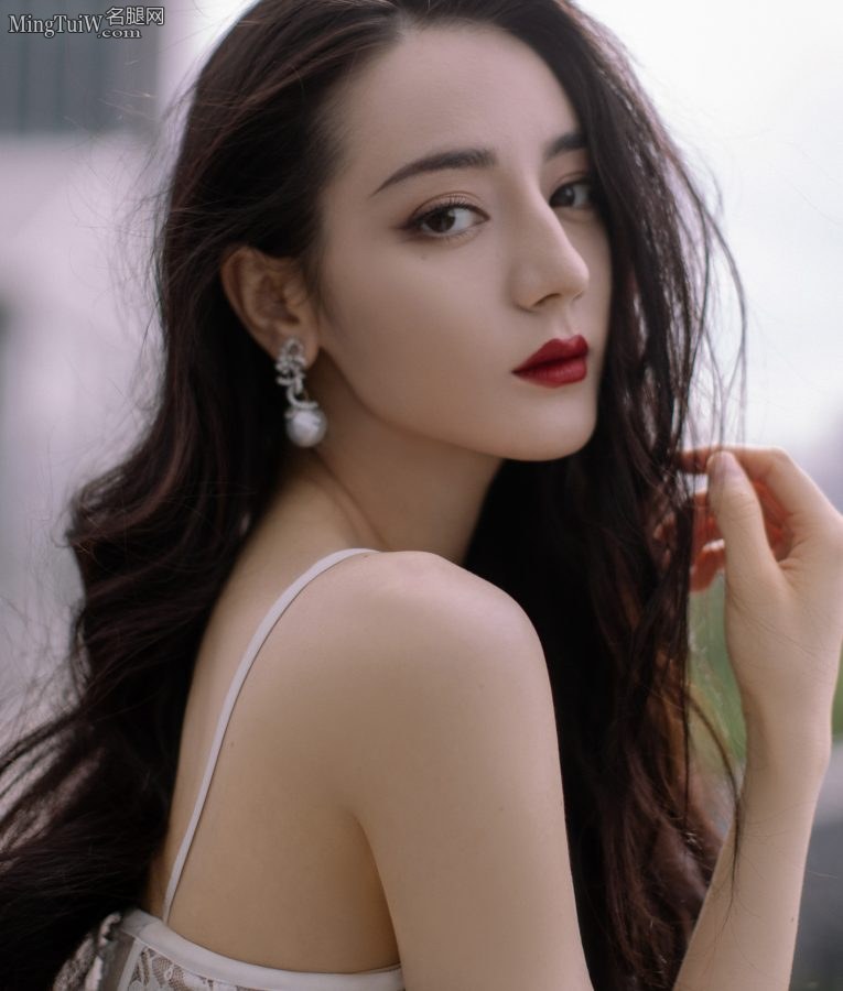 迪丽迪丽迪丽热巴穿镂空羽毛裙展露美腿(12/18)
