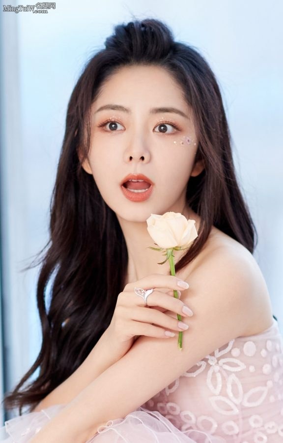 仙气十足的美妹子谭松韵穿薄纱长裙抬起细高跟脚(7/7)