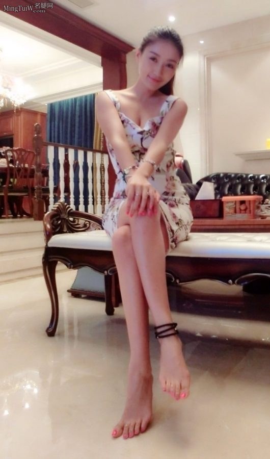 孙敬媛戴脚环大方展示美足(2/3)