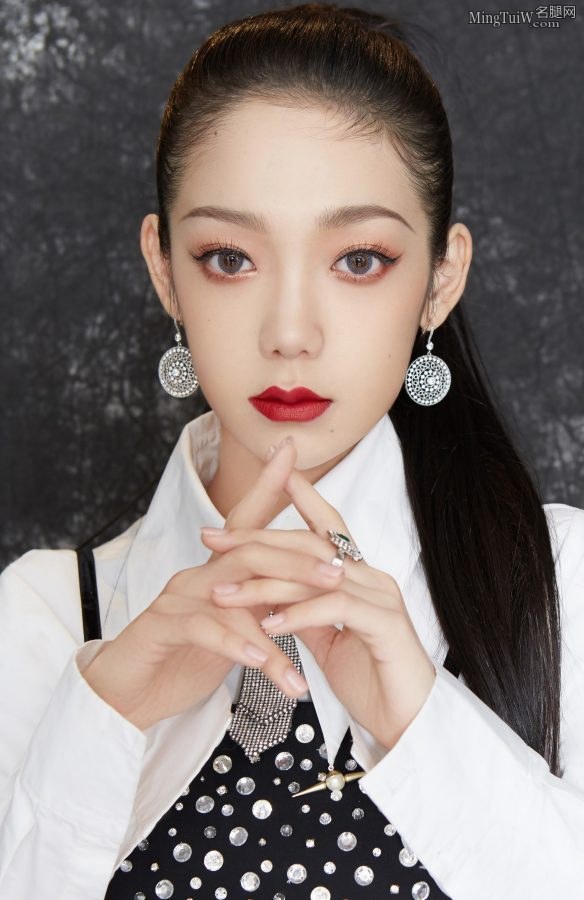 希林娜依高帅气马尾亮相东方卫视我们的歌，身穿纤瘦玉腿白皙(5/8)