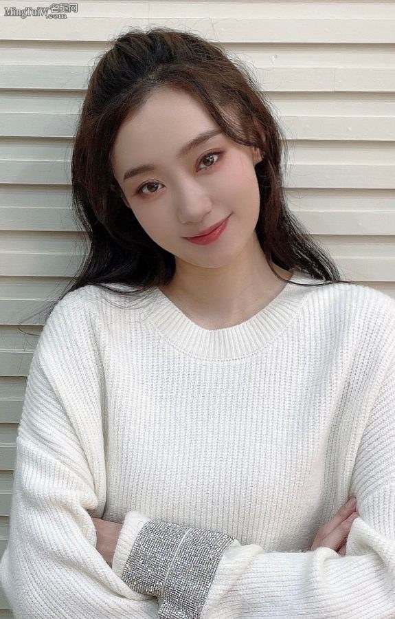 美女明星张小斐穿紧身牛仔裤这身材全是腿(2/4)