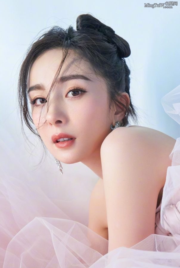 杨幂穿粉色纱裙大方秀出事业线和美背(4/6)