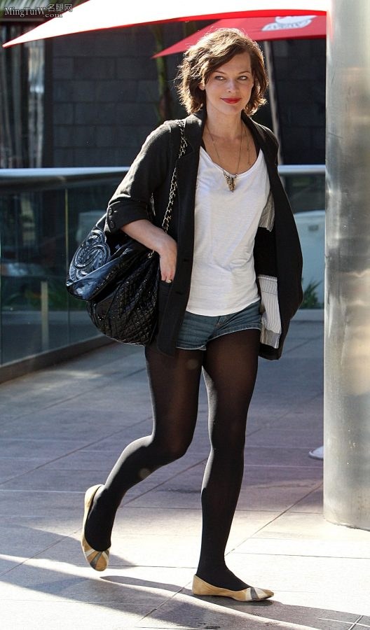 《生化危机》女主Milla Jovovich穿黑丝袜外出购物（第1张/共7张）