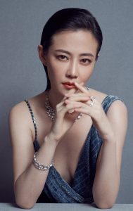 谭卓身着修身开叉礼服脚踩JC高跟鞋亮相电影盛典