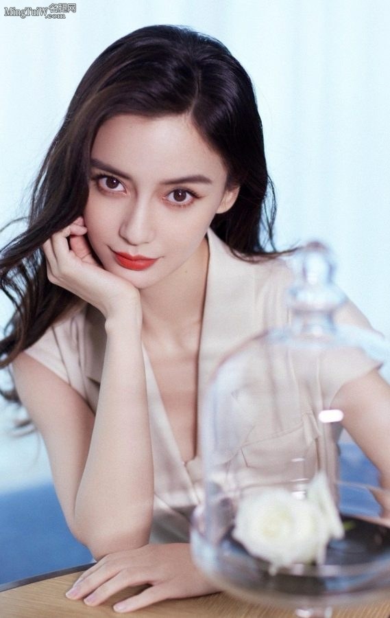 The beauty Angelababy has long wavy hair and slender legs that hold together so well(3/6)