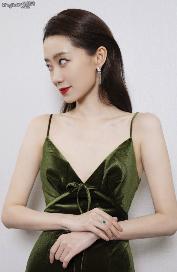 张小斐身穿深V吊带高级晚礼服，玉手纤纤面容美艳(2/6)
