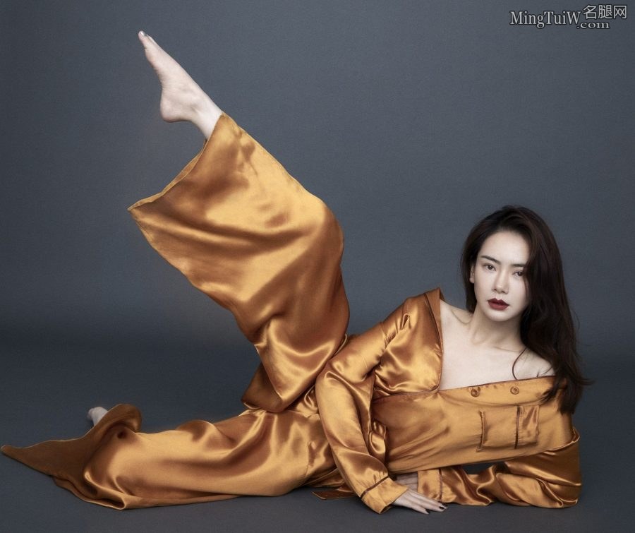 戚薇登上《时尚健康》杂志封面，高抬腿秀美足(1/3)