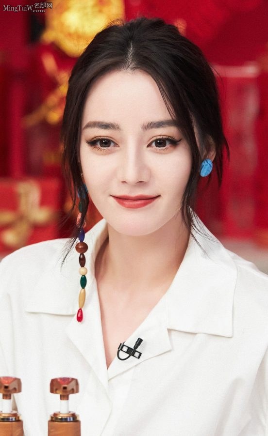 穿白色衬衫的迪丽热巴美艳惊为天人，脚穿凉高跟露脚趾(5/5)