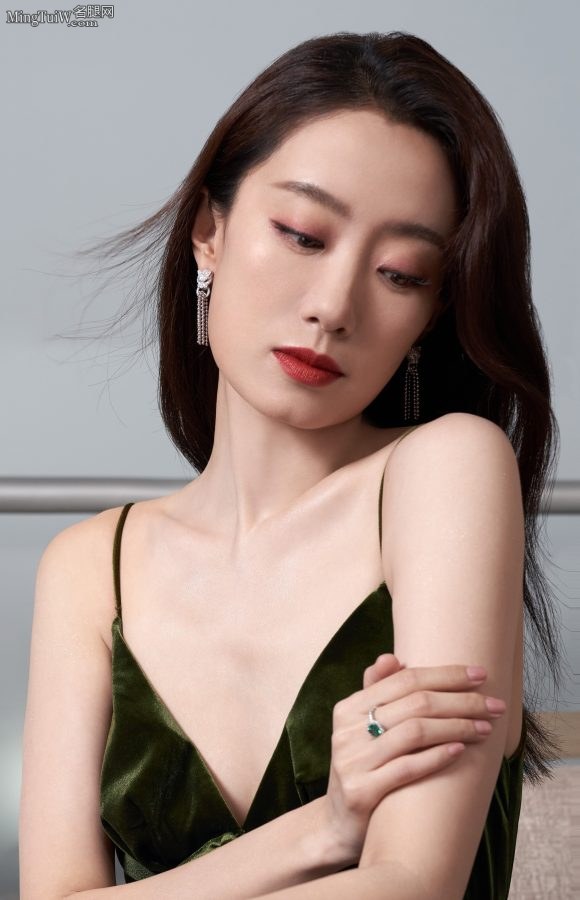张小斐身穿深V吊带高级晚礼服，玉手纤纤面容美艳(5/6)