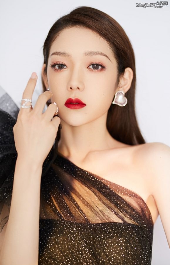 红唇妩媚希林娜依·高穿黑纱群露美腿在《我们的歌》节目表演(7/8)