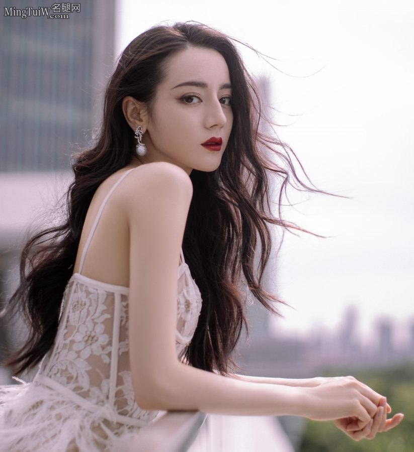 迪丽迪丽迪丽热巴穿镂空羽毛裙展露美腿(11/18)