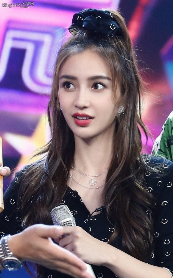 Angelababy《天天向上》里穿短筒棉袜露大腿(2/2)