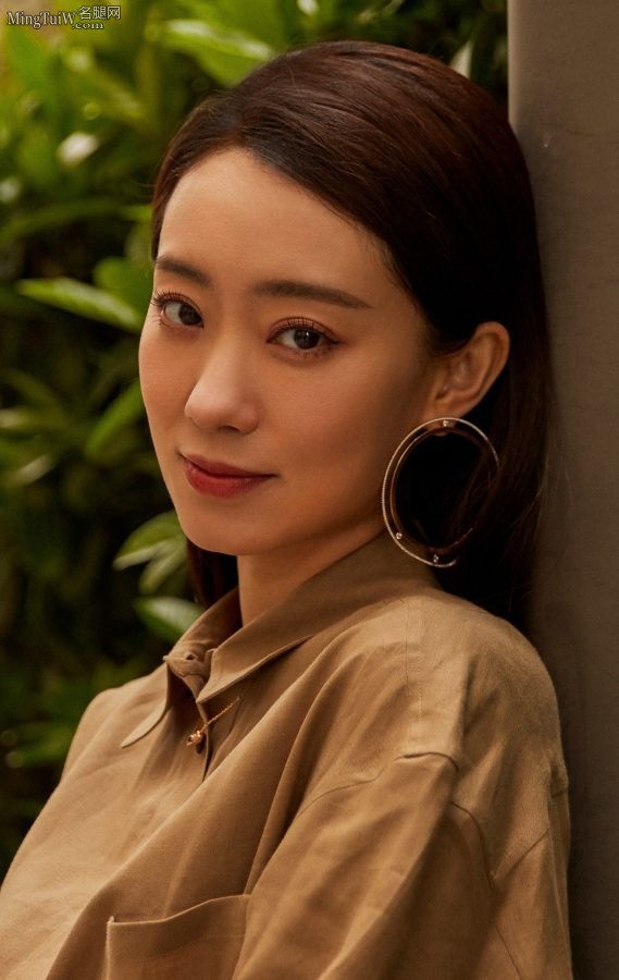 张小斐优雅亮相，凉高玉足脚背青筋显现(2/2)