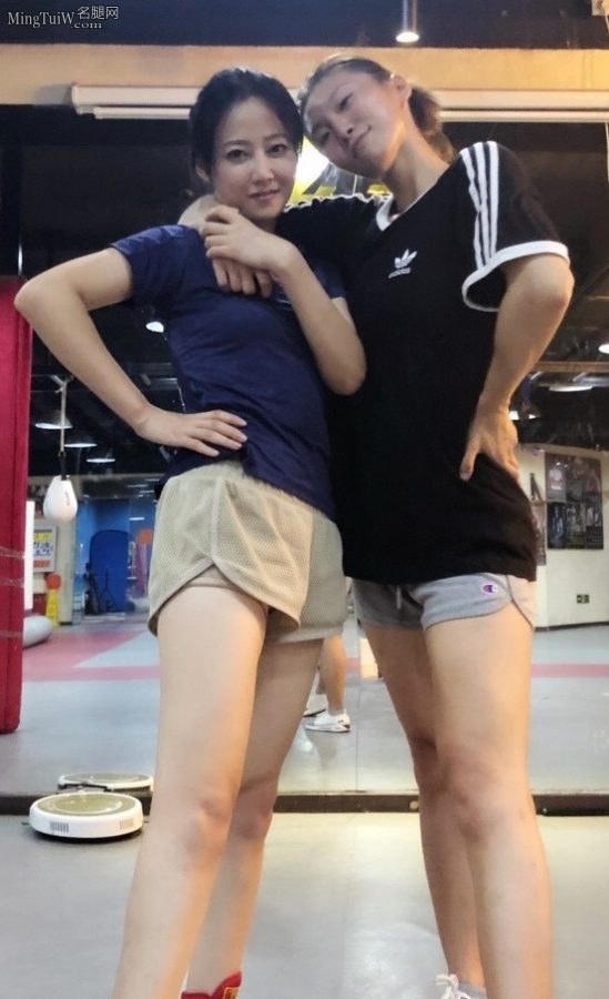 女演员谭卓和女拳击运动员刘畅共秀短裤白腿（第2张/共4张）