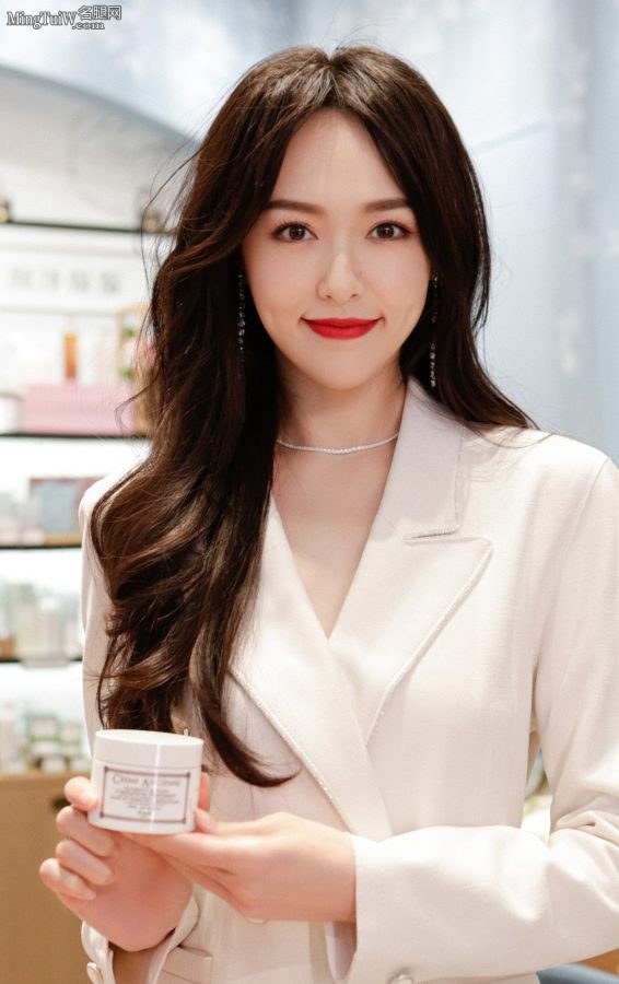 长腿甜糖美女唐嫣笑起来两个美酒窝(2/3)