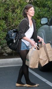 《生化危机》女主Milla Jovovich穿黑丝袜外出购物