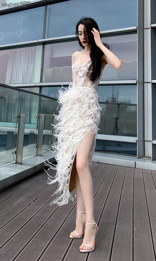 迪丽迪丽迪丽热巴穿镂空羽毛裙展露美腿(2/18)