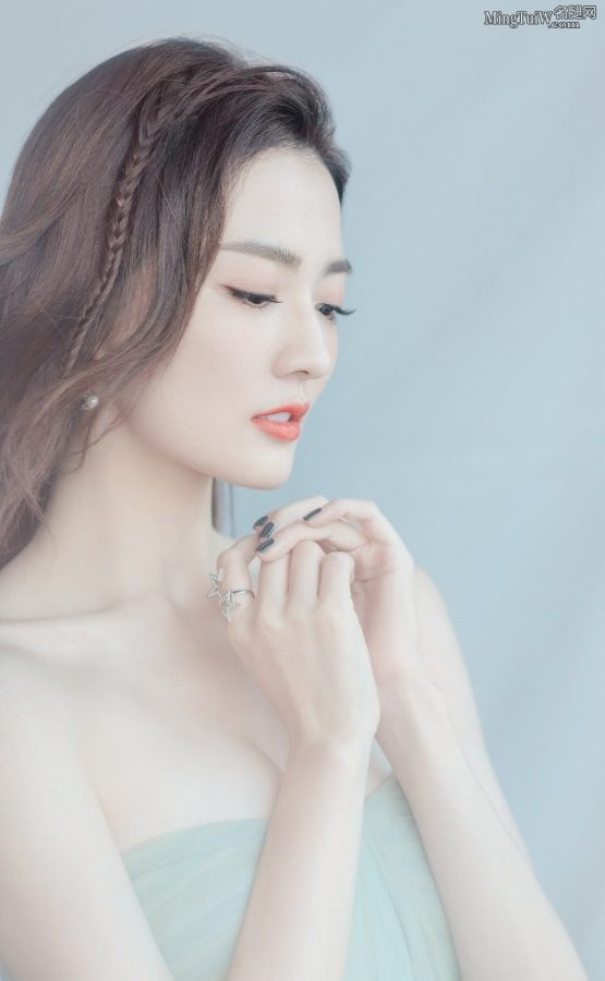 徐璐身穿低胸晚礼服美足踩Stuart Weitzman高跟鞋又纯又欲(7/9)