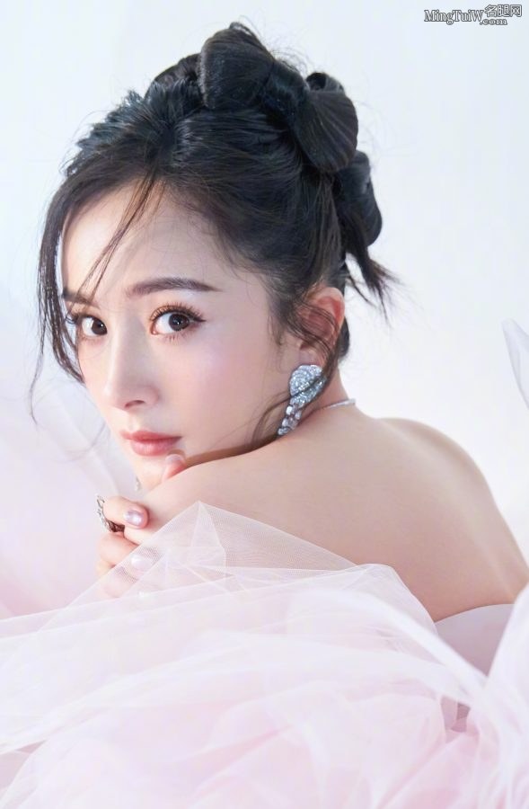 杨幂穿粉色纱裙大方秀出事业线和美背(5/6)
