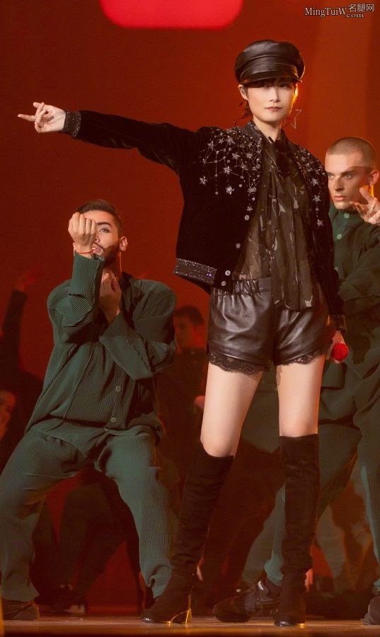 Li Yuchun shows off her fair thighs in black leather hot pants(6/21)