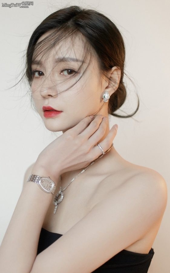 沈梦辰出席宝格丽品牌活动，美肩玉足女生感十足(2/2)